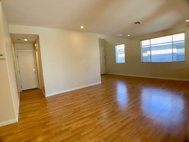 Building Photo - 9679 Ridgebluff Ave