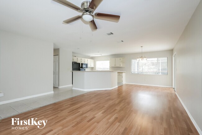 Building Photo - 301 SE Whitmore Dr