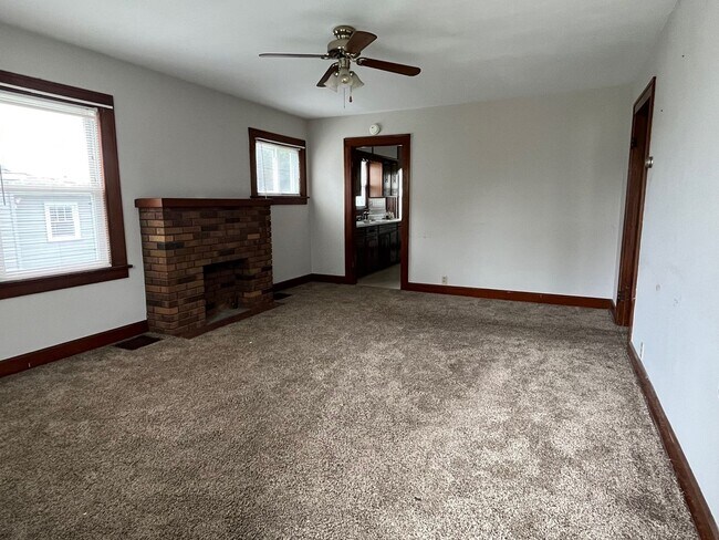 Building Photo - Three Bedroom Bungalow