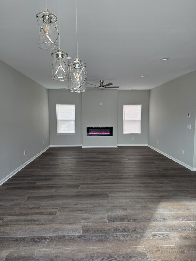 Building Photo - Welcome to your Gem Home!