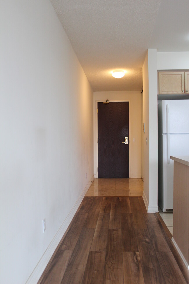 Building Photo - 18 Parkview Av