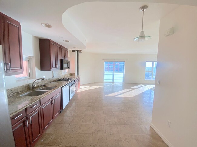 Foto del edificio - Open Floorplan Condo in Downtown High-Rise