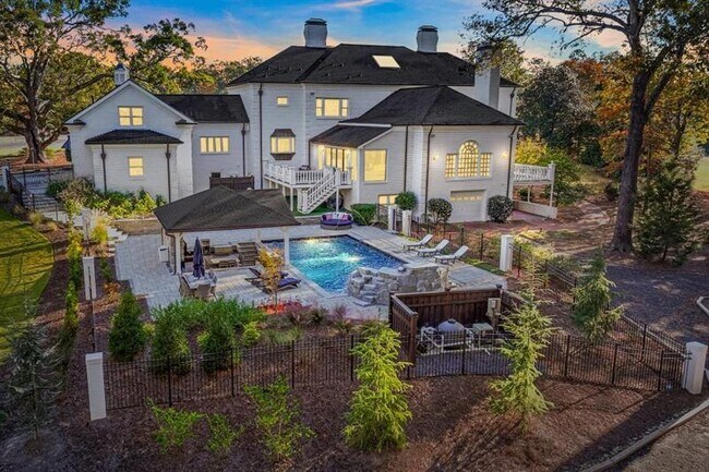 Building Photo - 1445 Hillside Dr SW
