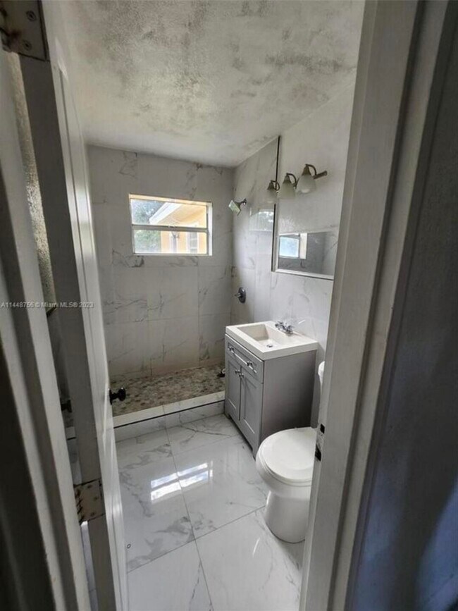 Foto del edificio - 1420 N 70th Ave