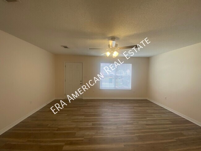 Foto del edificio - **PRICE REDUCED**