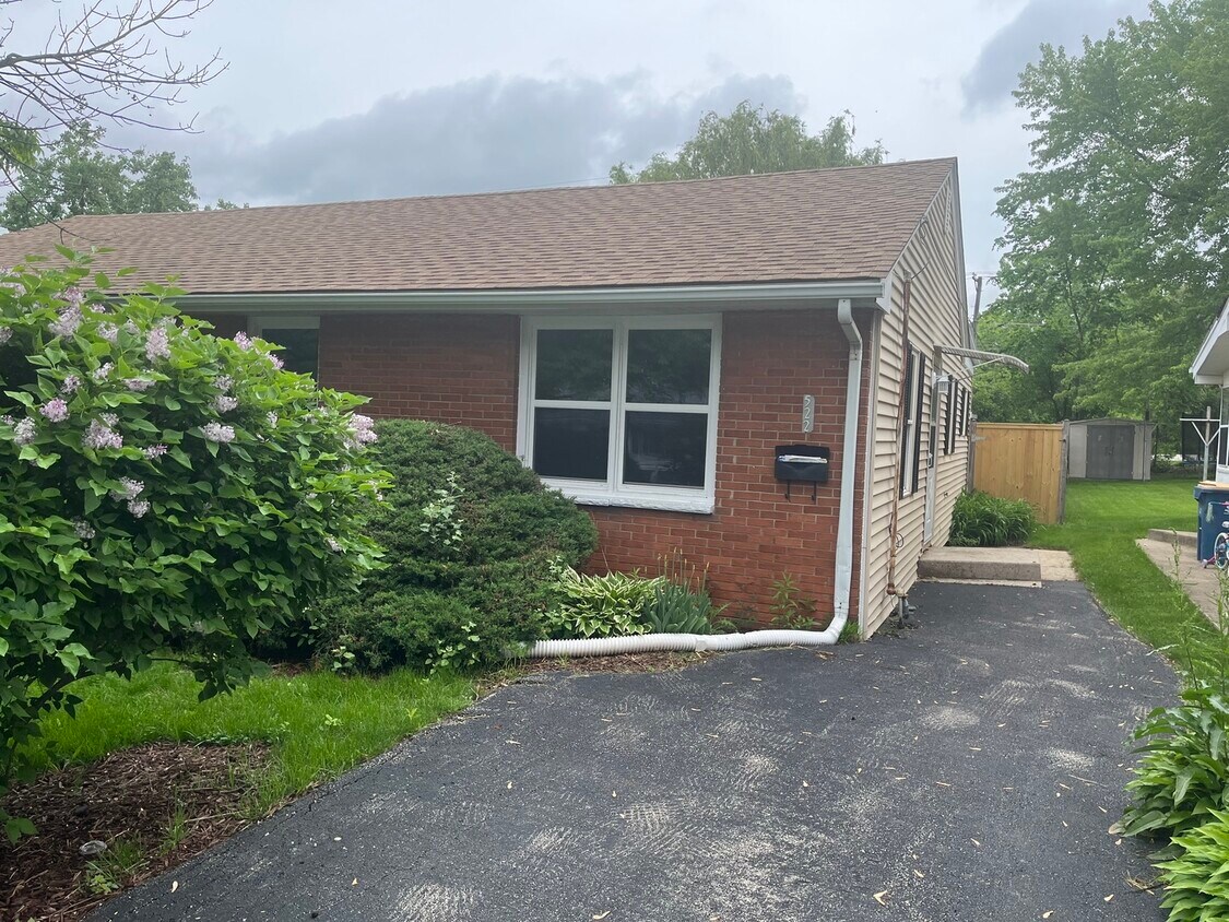 522 Alyce Ln, Aurora, IL 60505 Condo for Rent in Aurora, IL