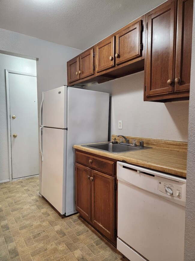 Building Photo - 2 Bedroom Apartment Port Orchard