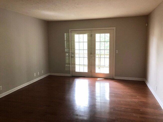 Foto del edificio - 420 Elysian Fields Rd