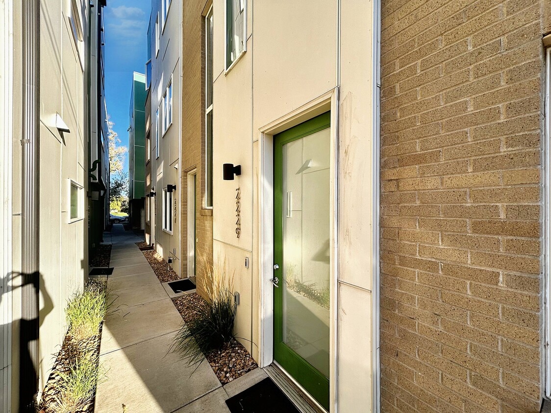 Foto principal - 2229 Eliot St
