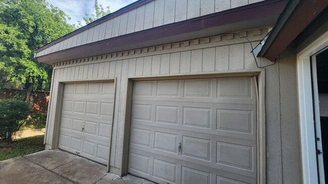 Building Photo - 5519 NW Eisenhower Dr