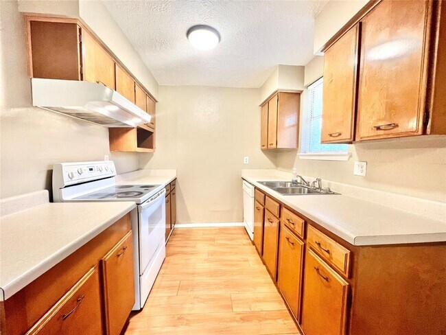 Building Photo - 303 Brigadoon Ln