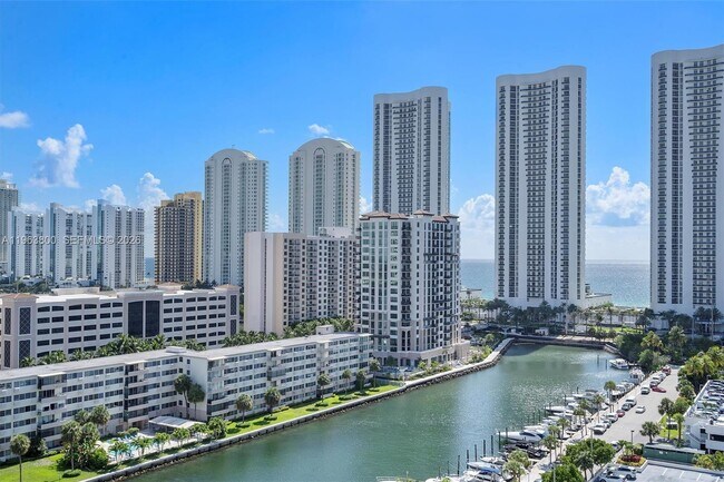 Building Photo - 300 Bayview Dr