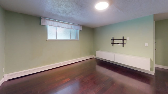 Building Photo - Modern 2-Bed with Parking