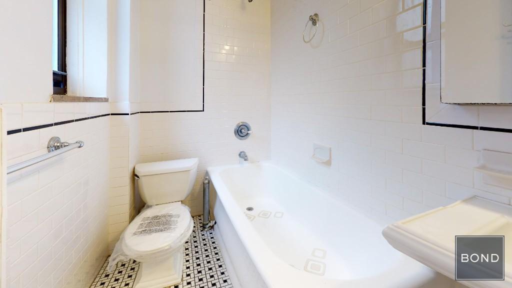 Foto del edificio - 305 W 45th St
