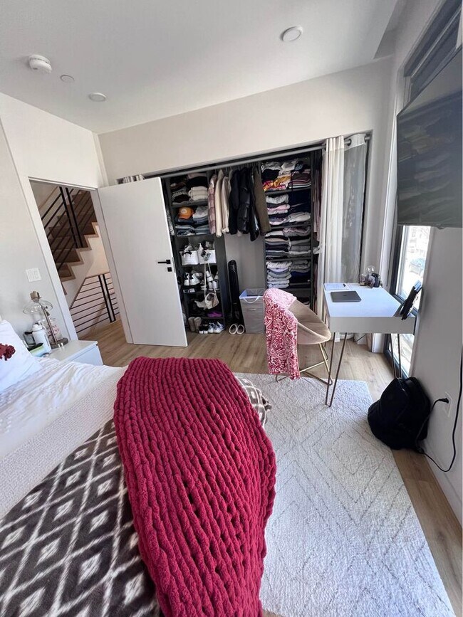 Foto del edificio - 157 W 9th St