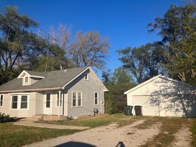 Building Photo - Updated 3 Bedroom - 1 Bath House in Twin L...
