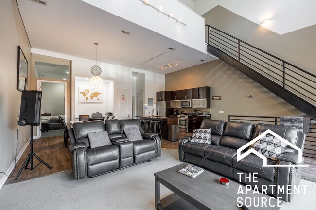 Building Photo - 1008 W Lake St