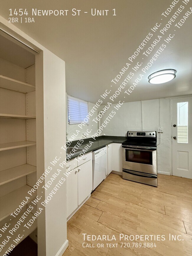 Foto del edificio - 1454 Newport St