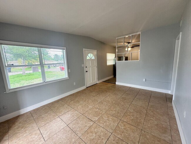 Foto del edificio - 4-Bedroom Home with Modern Touches!