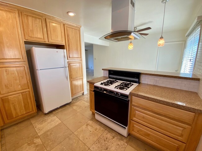 Foto del edificio - 15707-15707 1/2 Larch Ave.