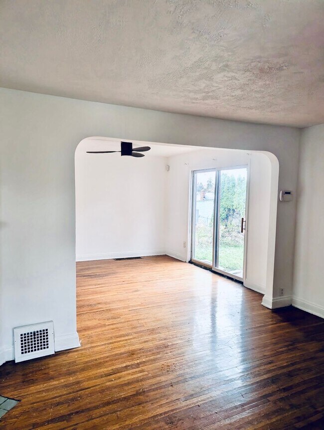 Foto del edificio - A charming 3-bedroom, 1-bathroom in Maple Heights