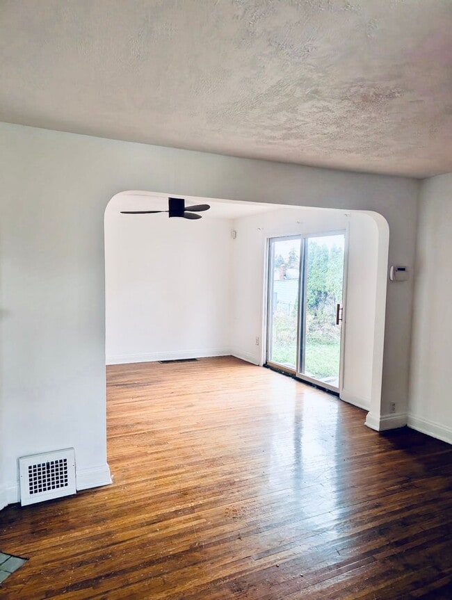 Building Photo - A charming 3-bedroom, 1-bathroom in Maple Heights