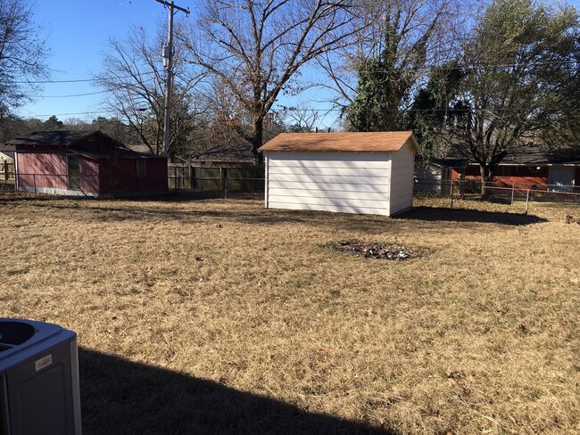 Building Photo - 3/1 fenced yard central heat and air
