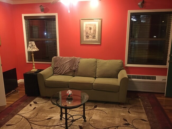 Pull-out couch / bed - 2077 Davie Ave