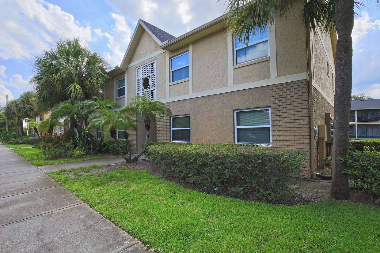 Primary Photo - Modern 2/2 Condo in Hawthorne Village - Or...