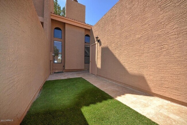 Building Photo - Beautiful Golf Course View!