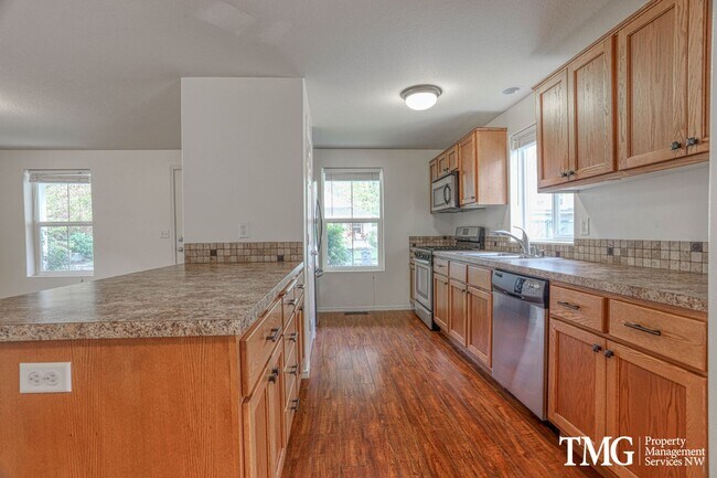 Foto del edificio - 3 Bed 2.5 Bath Home on Corner Lot Near Dow...