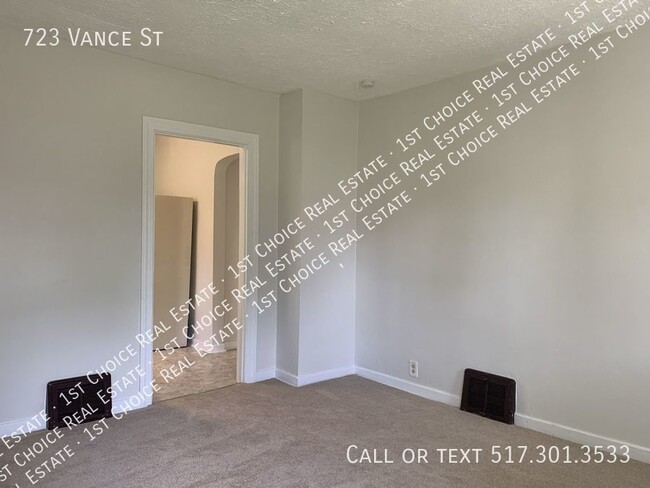 Building Photo - 2-BDR 1-BTH House w/ Garage & Basement - C...