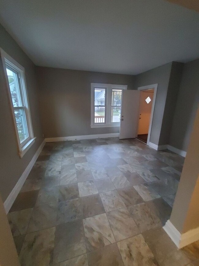 Building Photo - 4 Bedroom single family