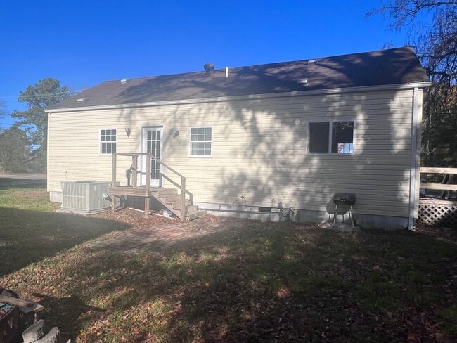 Building Photo - CHESAPEAKE - CUTE RENOVATED 3 BEDROOM COTTAGE