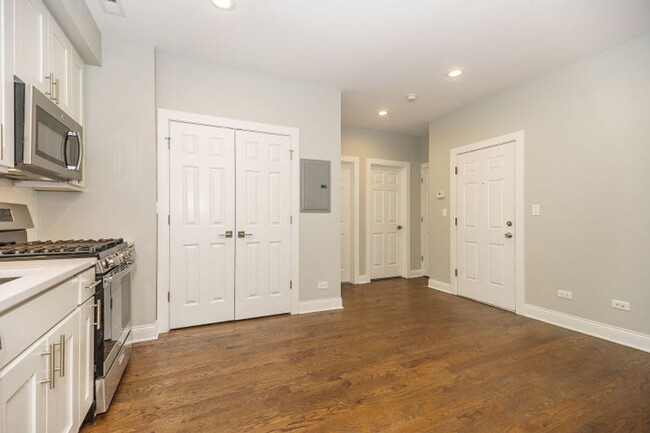 Foto del edificio - Renovated North Center 1 Bedroom Apartment...