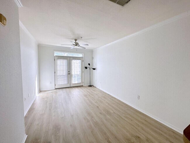 Building Photo - Great South Tampa 1BR/1BA  3rd floor condo...