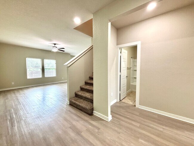 Foto del edificio - Roomy 4 Bedroom Home with 3 Full Baths!