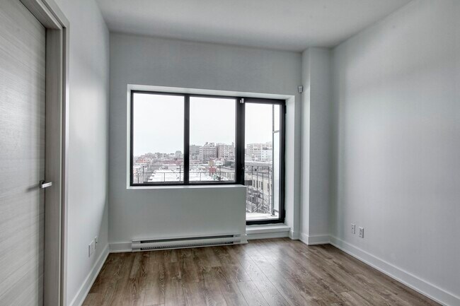 Building Photo - 30 Bd Saint-Joseph E