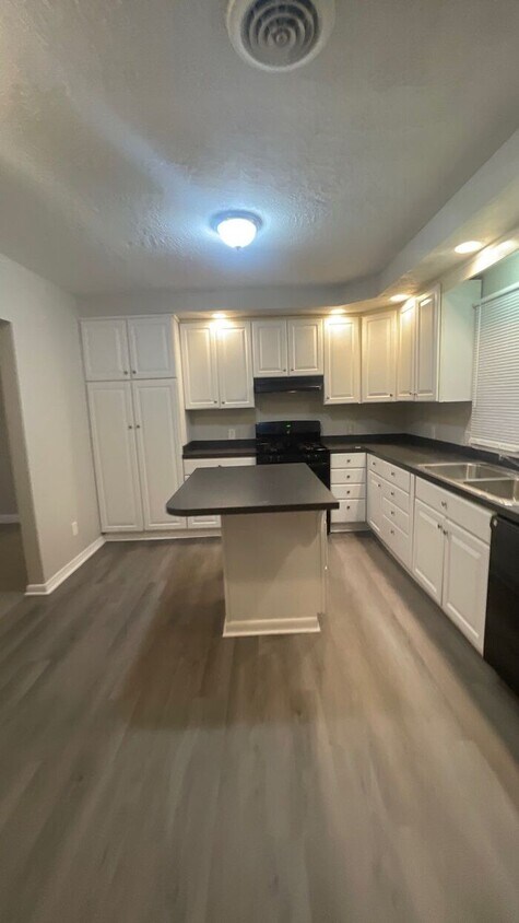 Foto del edificio - NOW AVAILABLE! - 2490 E 200 South, Anderso...