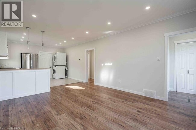 Building Photo - 204 Glow Ave