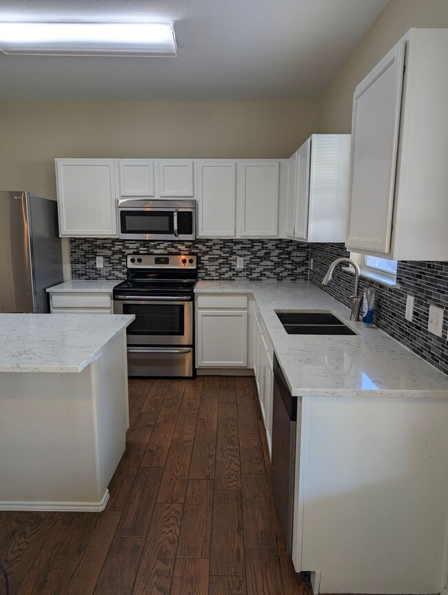 Foto del edificio - Modern 3/BR 2.5/BA Home with Stylish Kitch...
