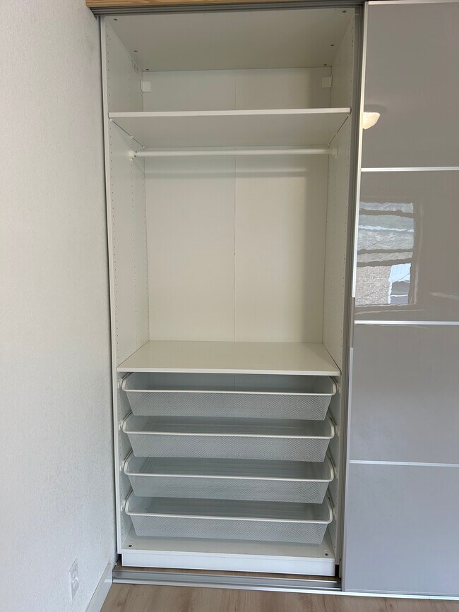 almacenamiento de ropa/despensa - 217 N Franklin St