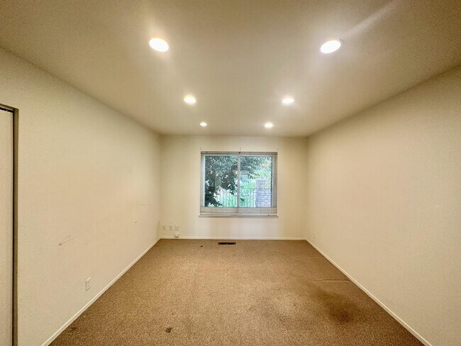 Building Photo - 6031 Ridgemont Dr