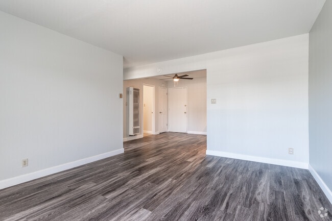 1BR, 1BA - 608 SqFt - Courtyard Apartments