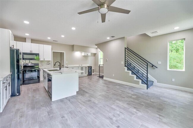 Building Photo - 107 Cloverdale