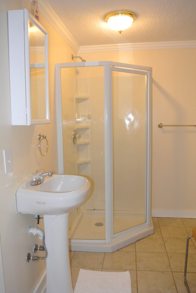 Building Photo - 623 Old Salem Rd