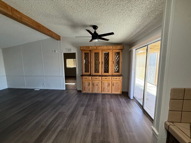 Foto del edificio - Large Remodeled Doublewide with 2 Car Garage.