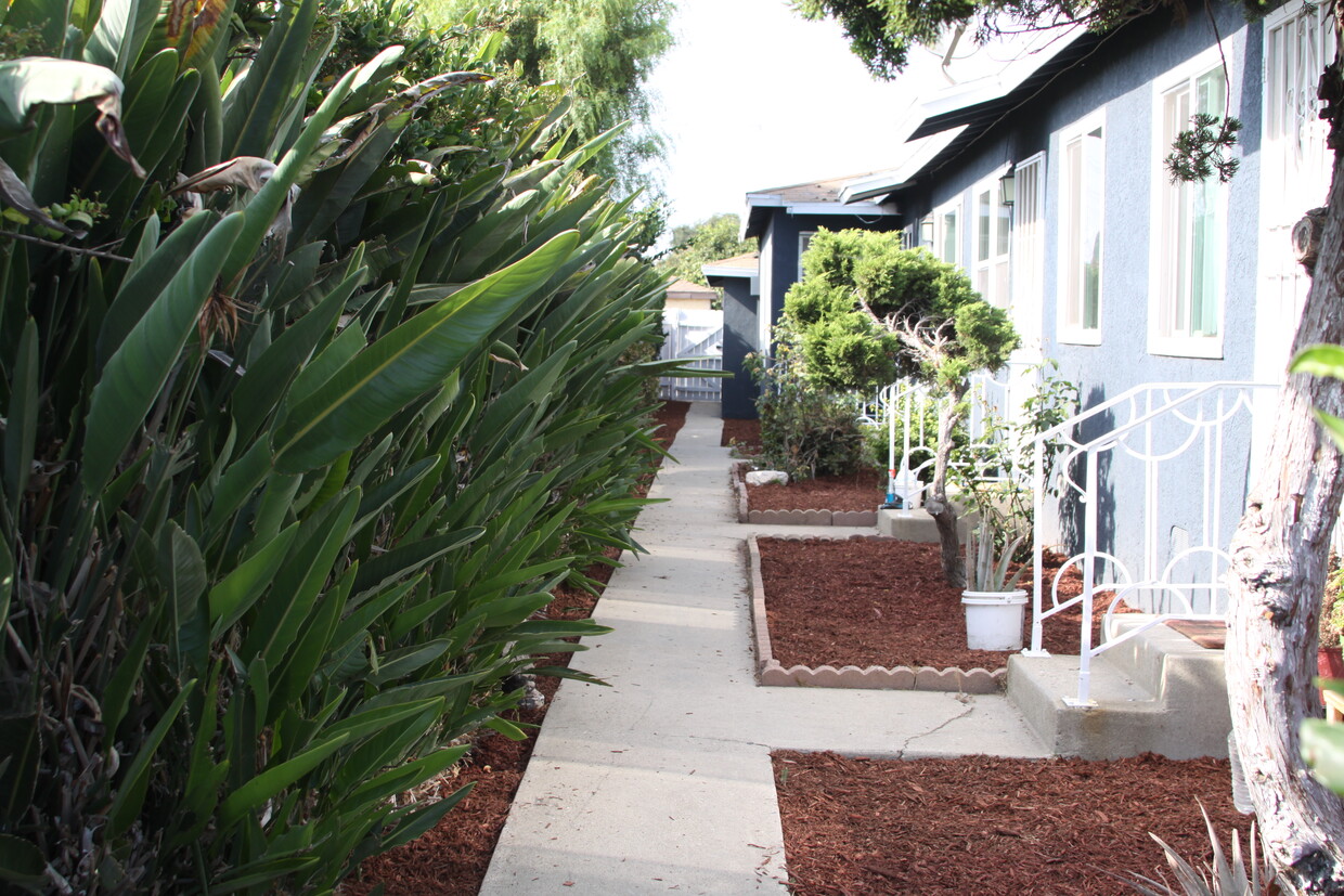 Scenic couryard and garden space - 4111 W 120th St