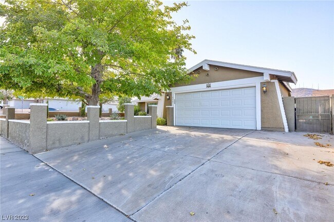 Building Photo - 628 Greenway Rd