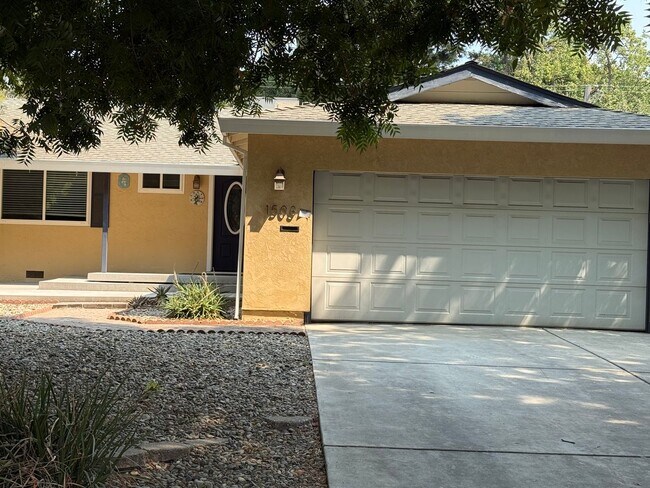 Foto del edificio - Recently Remodeled Home in Charming Neighborhood